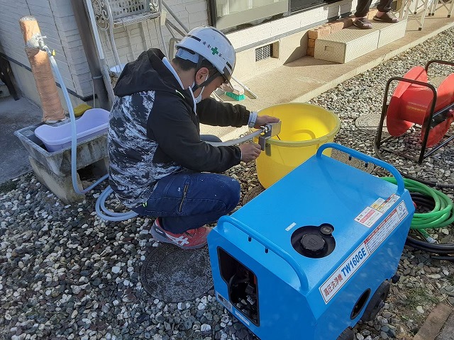 高圧洗浄機を用意します